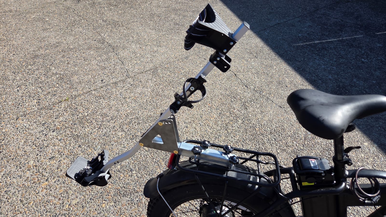Close-up of the aluminum frame of the golf bike bag rack